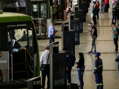 Volume de serviços cai 0,2% em janeiro, após ficar estagnado em dezembro