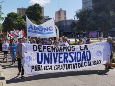 Universidades argentinas anunciam greve de 48 horas contra ataque de Milei à educação pública