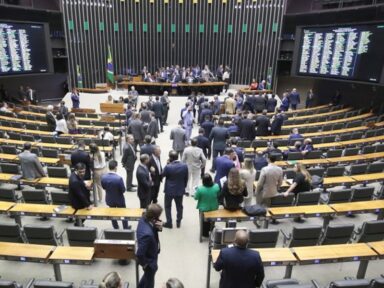 STF revê decisão e tem maioria para retirar mandato de 7 deputados federais