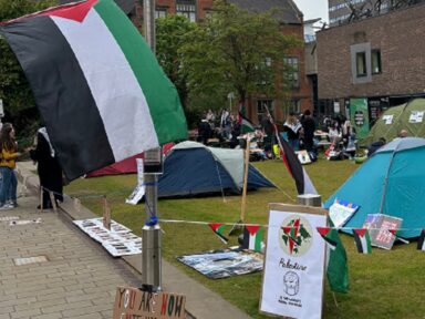 Estudantes ingleses solidários aos palestinos erguem acampamentos