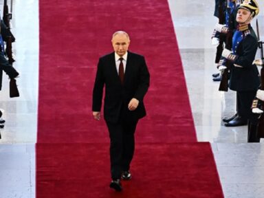 Na posse, Putin saúda luta dos russos pela soberania do país