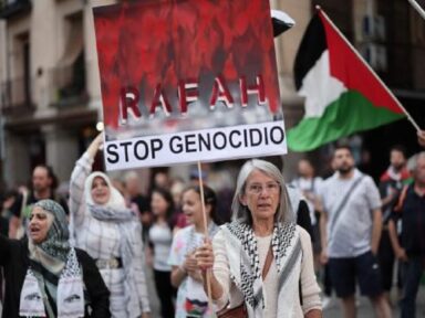 Parisienses fazem ato contra crime “horripilante” em Rafah diante da embaixada de Israel