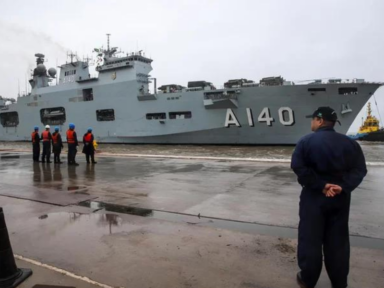 Navio “Atlântico” da Marinha chega ao Rio Grande do Sul com mais de 150 toneladas de ajuda humanitária