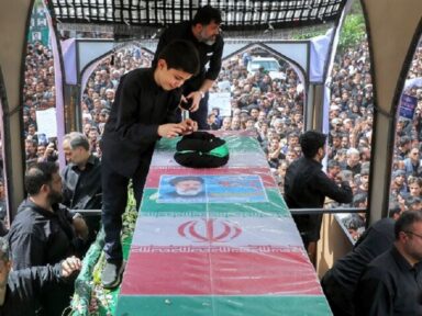 Milhões de iranianos se despedem do presidente Raisi