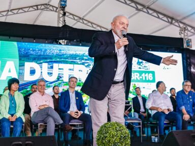 “Não abaixem a cabeça. Nunca deixem de lutar e reivindicar”, diz Lula aos servidores grevistas