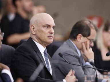 “Big techs sabem e lucram com a desinformação”, afirma presidente do TSE