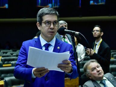 “Indústria de fake news lucra com a dor e a tragédia no RS”, diz líder do governo no Congresso