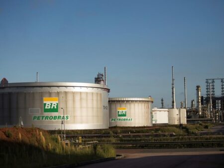 Petrobrás enterra acordo espúrio que a obrigava a vender refinarias