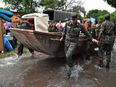 Milícias ligadas a Bolsonaro ofendem Forças Armadas e atrapalham salvamentos no RS