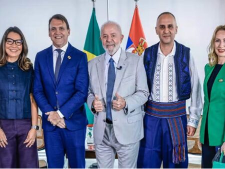 Lula recebe embaixador da Sérvia e se surpreende com a presença de Petkovic