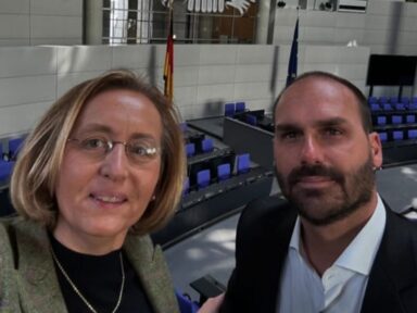 Eduardo Bolsonaro e deputada nazista se reúnem para ofender o Brasil