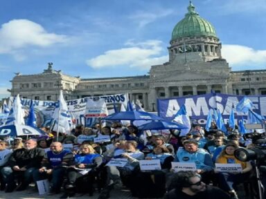 Universidades argentinas paralisam contra arrocho salarial e cortes de Milei