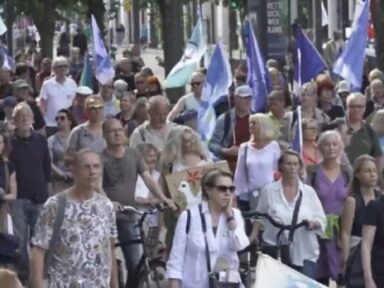 Manifestantes em Berlim exigem o fim da entrega de armas a Kiev