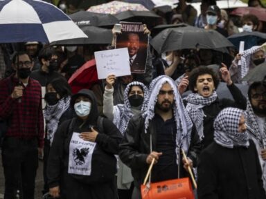 Estudantes da Universidade de Chicago tornam formatura ato de protesto contra genocídio em Gaza