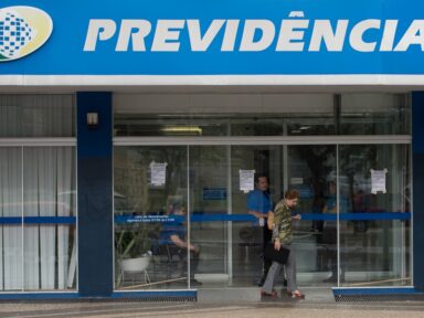 Aposentados repudiam proposta de desvinculação de aposentadorias do salário mínimo