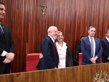 Com presença de Lula, Cármen Lúcia assume TSE denunciando o “cativeiro digital” das fake news