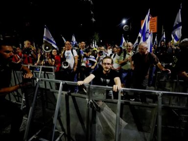 Manifestantes cercam casa de Netanyahu exigindo o fim de seu “governo de devastação”