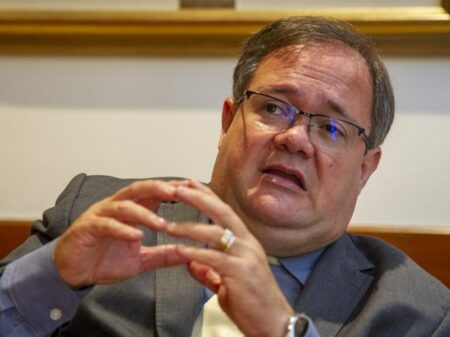 “São juros altos que geram um profundo desequilíbrio fiscal”, afirma Oreiro