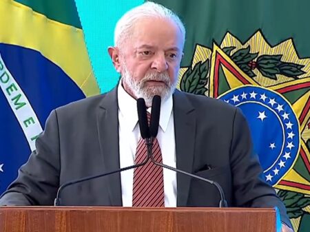 Lula critica demora em obras na Educação e sinaliza manutenção de reajuste zero a docentes