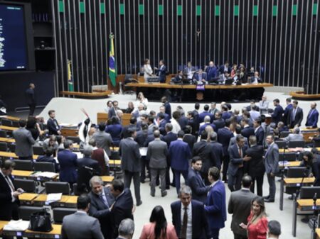 Bolsonaristas aprovam urgência para “projeto pró-estuprador”