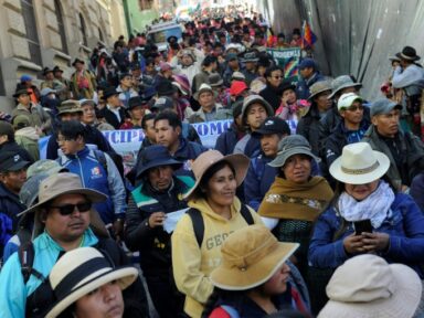 Multidão faz ‘marcha pela democracia’ na Bolívia em apoio ao presidente Arce