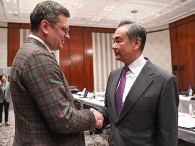 Chanceler Wang Yi diz a ministro de Kiev que Ucrânia precisa abrir negociações com a Rússia