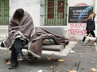 Sob Milei cresce o número de sem-teto em Buenos Aires