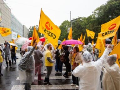 Profissionais da educação fazem ato por valorização salarial e contra privatização de escolas no RS