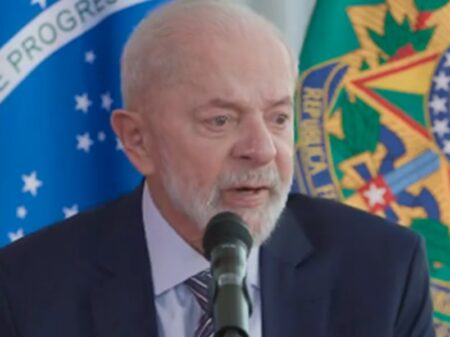Lula defende “parceria estratégica com a China”, “sem brigar com ninguém”