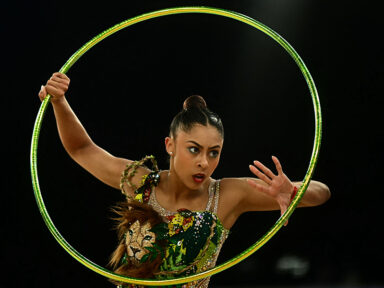 Bárbara Domingos se torna a primeira brasileira na final individual da ginástica rítmica em Paris