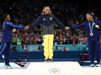 Rebeca supera Biles no solo e se torna a maior medalhista da história do Brasil