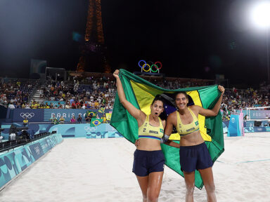 Ana Patrícia e Duda garantem vaga na final do vôlei de praia com vitória épica sobre australianas