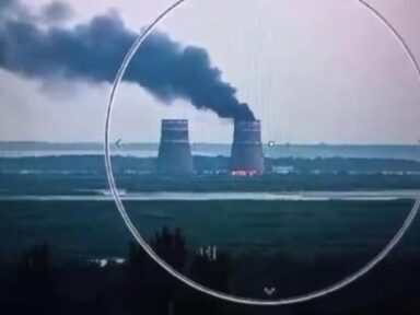 Nazistas de Kiev bombardeiam usina nuclear incendiando torre de resfriamento