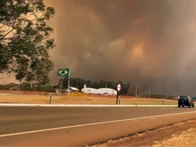 São Paulo registra recorde de queimadas em 24 horas e cidades ficam encobertas por fumaça