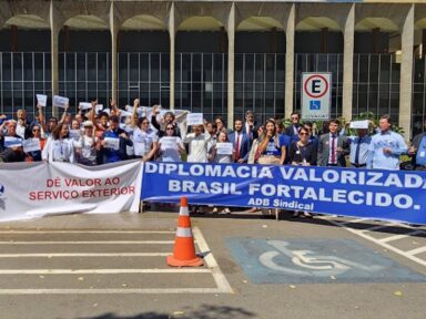 Diplomatas do Itamaraty aceitam proposta do governo e suspendem indicativo de greve