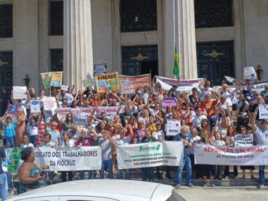 Servidores da Fiocruz cobram reposição salarial durante protesto na sede do Ministério da Fazenda