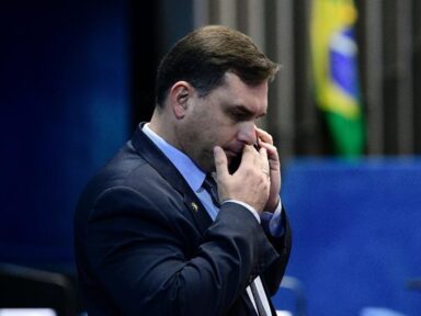 Flávio Bolsonaro dá golpe em passageiros e ajuda aéreas ao limitar indenizações