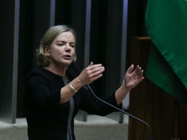 “Em vez de prejudicar aposentadorias, tem que mudar o arcabouço”, defende Gleisi