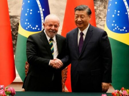 Lula defende “aliança estratégica” entre Brasil e China, “com ênfase na área tecnológica”