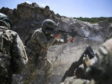 Russos aceleram no Donbass e Zelensky rearruma as cadeiras no convés de seu Titanic