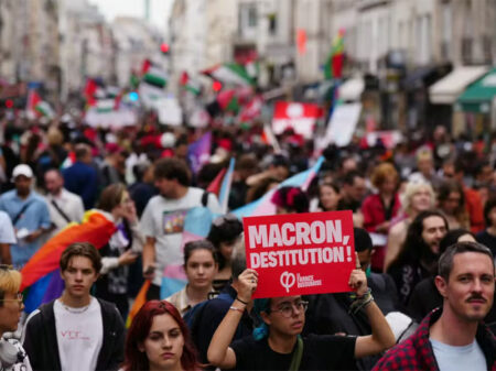 Franceses tomam as ruas pela imediata destituição de Macron