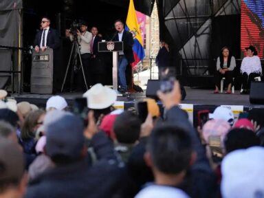 Colombianos celebram redução de tempo de contribuição para aposentadorias junto com Petro