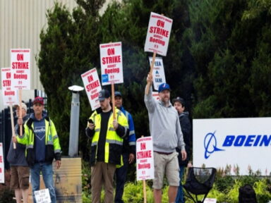 Trabalhadores da Boeing fazem greve contra perdas salariais