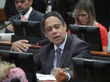 “Aumento da Selic é um tiro no pé do Brasil”, afirma Orlando