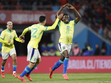 Jogadores que atuam no Brasil garantem vitória da Seleção contra o Chile por 2 a 1