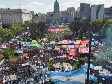 1,5 milhão de argentinos marcham em defesa da educação pública e contra tesoura de Milei