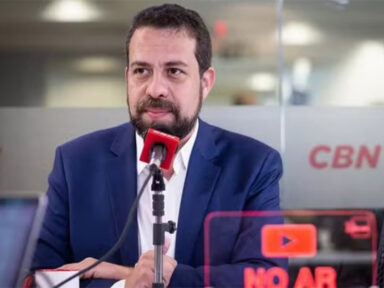 Boulos apresenta propostas a taxistas e motoristas de app na CBN; Nunes falta a debate