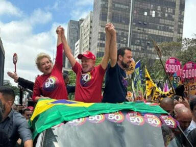 Boulos reúne milhares na Avenida Paulista em caminhada com Lula e Marta