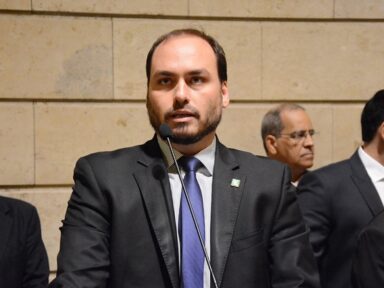 Carlos Bolsonaro desdenha governador: ‘votos de Nunes vieram do meu pai, não do Tarcísio’