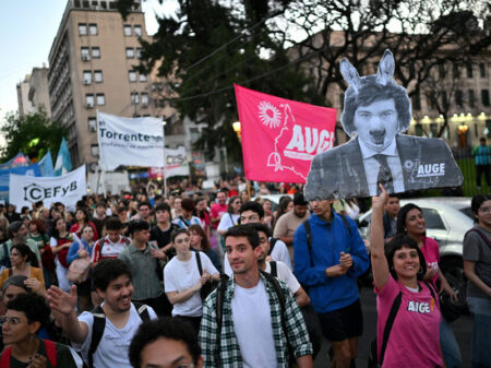 Comunidade universitária argentina marcha contra cortes de Milei nos recursos da Educação